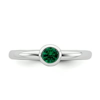 Prsten od sterling srebra s niskim okruglim smaragdom.